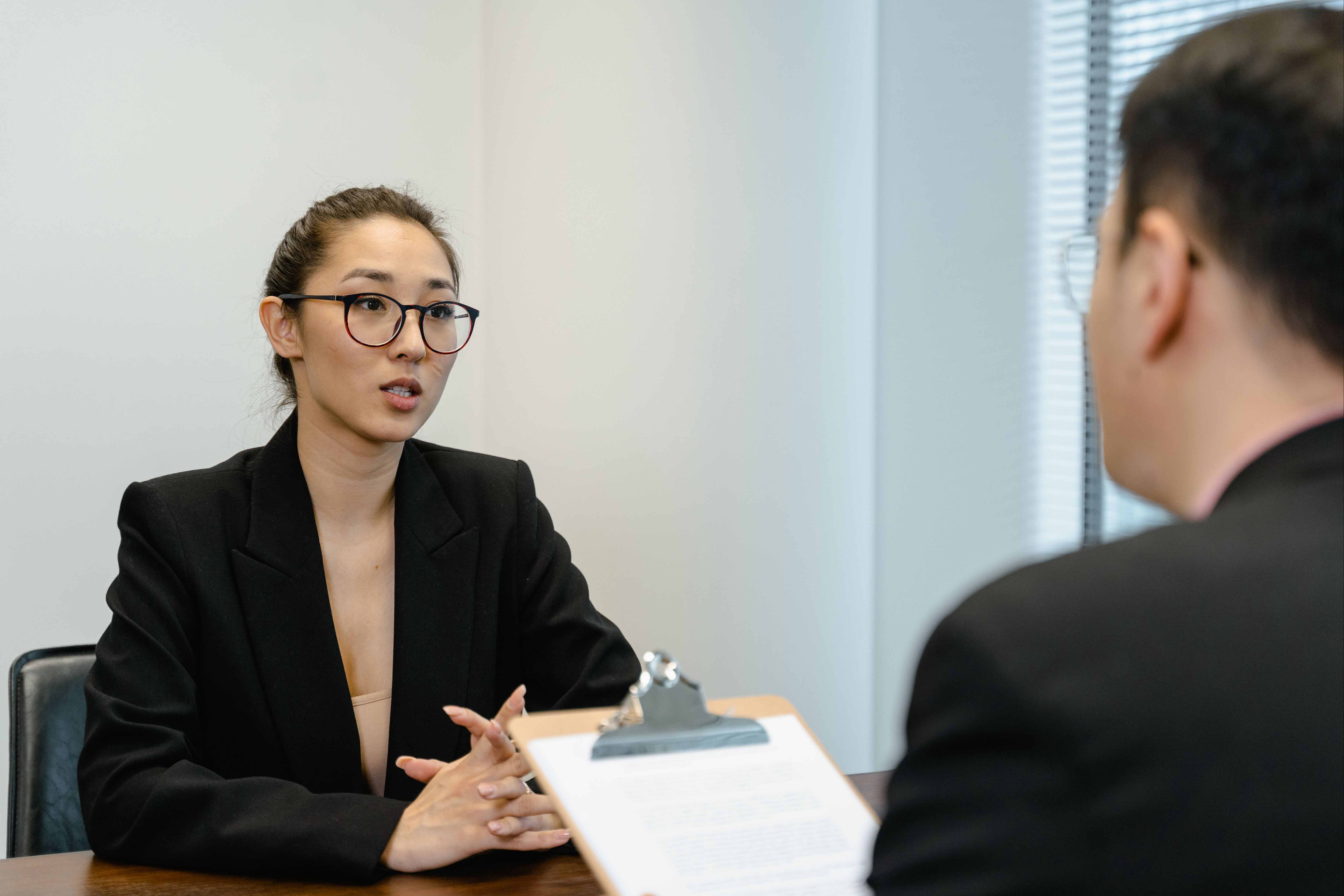 認真工作薪水卻永遠追不上通膨？科技業外商主管：別再寫「依公司規定」，你正掉入 HR 的 Low-ball 陷阱！