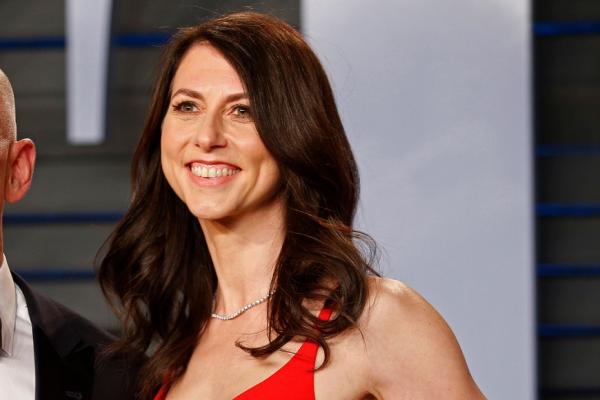 放棄2兆離婚財產，捐1千億給弱勢！世界首富貝佐斯前妻，50歲如何做自己？