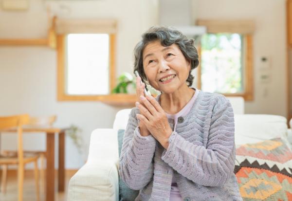 沒和高齡父母同住，如何遠端關心、照看他們的生活？4個方法，讓獨居長輩不寂寞