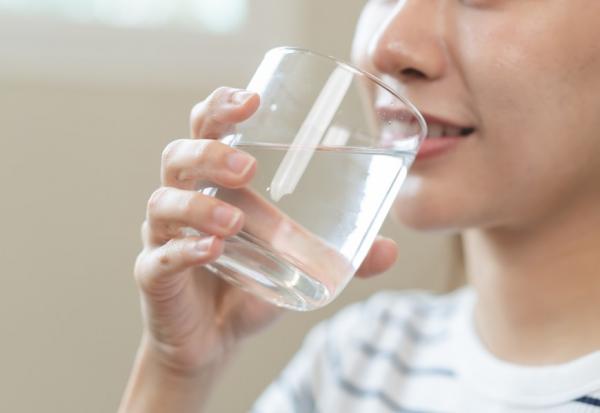 為何中年人沒生病卻常咳嗽、清喉嚨？謝麗君醫師：喝水有技巧，1方法改善喉嚨卡卡 