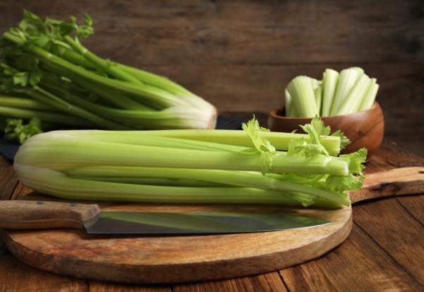 過年必吃的芹菜，可降血壓、降火氣與防癌！芹菜挑選、保存、營養翻倍的知識懶人包