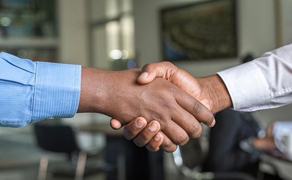 客戶說要跟別人簽約就真的沒機會了嗎？解析翻單關鍵思維與實戰策略，教你在最後關頭逆轉決策、成功成交。《頂尖銷售的底層思維》