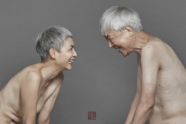  70歲老夫妻全裸攝影 重新用身體說愛