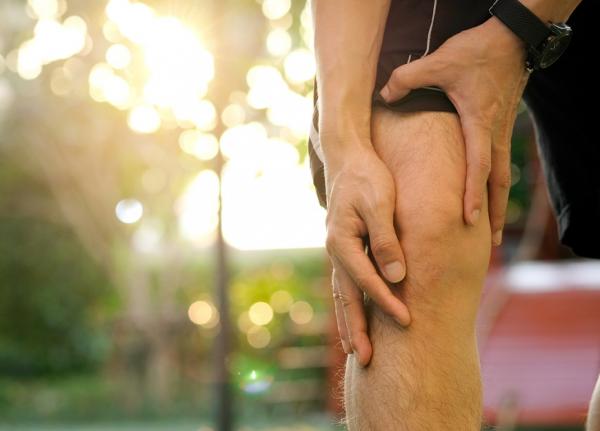 50歲後，3成患有膝關節退化！這樣鍛鍊「股四頭肌」，預防老後關節痛