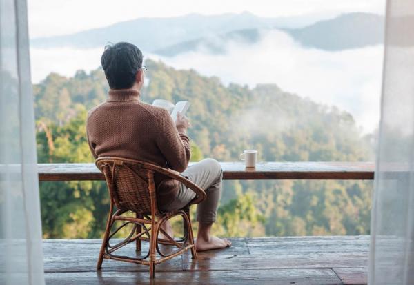 只花8分精力的留白生活學！韓哲學家金亨錫：一周游泳2次、3樓以下走樓梯，活到百歲仍有餘裕