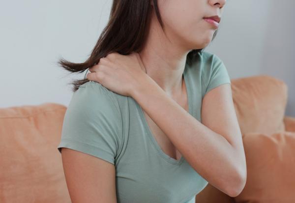 比五十肩還常見，肩夾擠症候群如何自救？好發族群、治療方法與自我復健懶人包