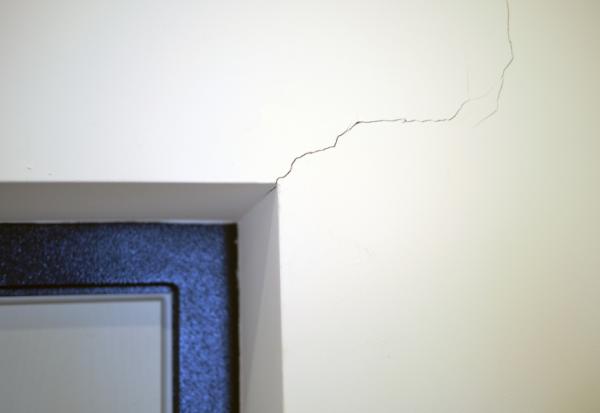 房子出現裂紋時要小心！牆面與梁的斜紋、直紋、橫紋、不規則紋怎麼解讀？哪些是正常、哪些要快處理？