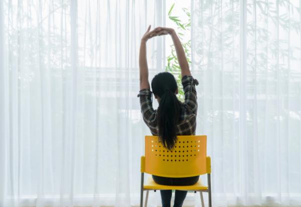 長輩住院後肌少症、體力變差，怎麼練回來？4招椅子瑜伽安全運動，提高身體穩定性