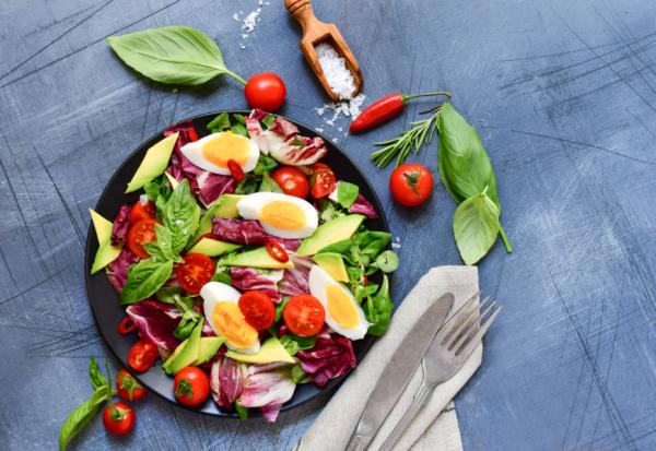 吃雞蛋能防黃斑部病變，但別超過這數量！掌握200、2、2飲食原則，減少老年眼病變、失明風險