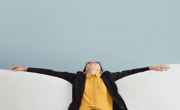 躺沙發最傷腰椎！復健醫：家中、捷運、辦公室這樣坐，減輕腰部壓力