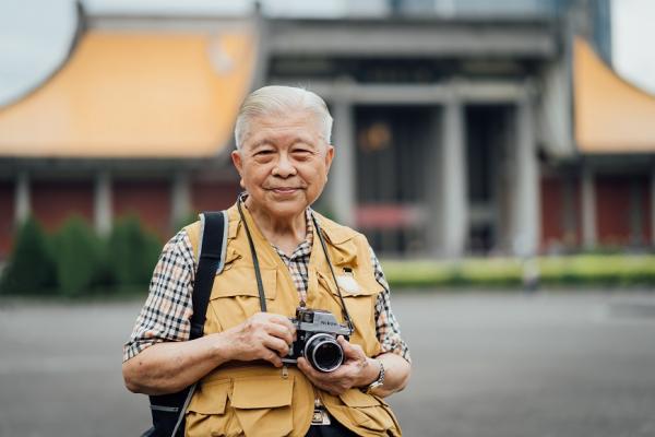 88歲還在看診！醫師攝影家黃伯驥：健康是「多走路，少計較」