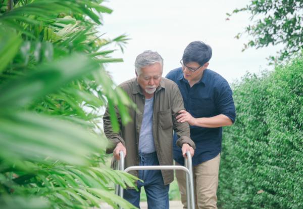 獨力照顧老父十多年的兒子：法律有規定照顧父母的人，可繼承較多遺產嗎？