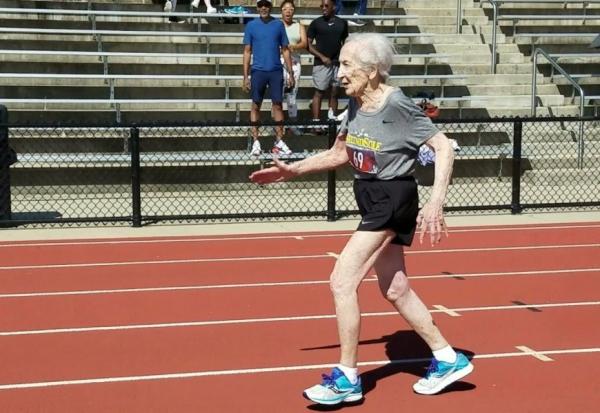 百歲奶奶在100公尺短跑創下36.71秒佳績！100歲不拿枴杖還能跑步，如何辦到？ 