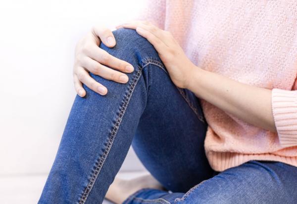 休息太多是退化性關節炎元凶！體能訓練師：看電視也能做的2個小動作，強化膝蓋健康