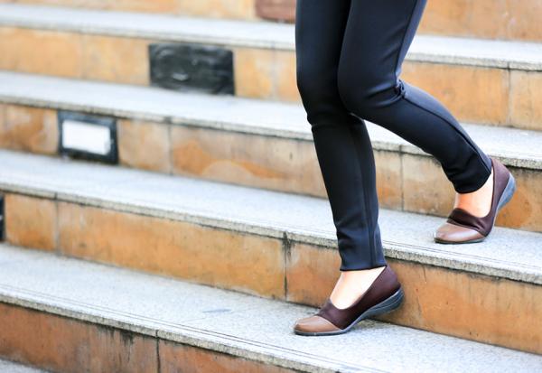 下樓梯腳痛、膝蓋痛，怎麼辦？動作專家：前腳著地位置很關鍵