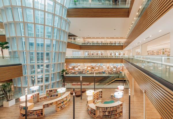 喝咖啡、拍美照、漫步空中花園看夜景，還可預約一人專屬靜音艙！台灣3家和百貨公司一樣有設計感的圖書館 