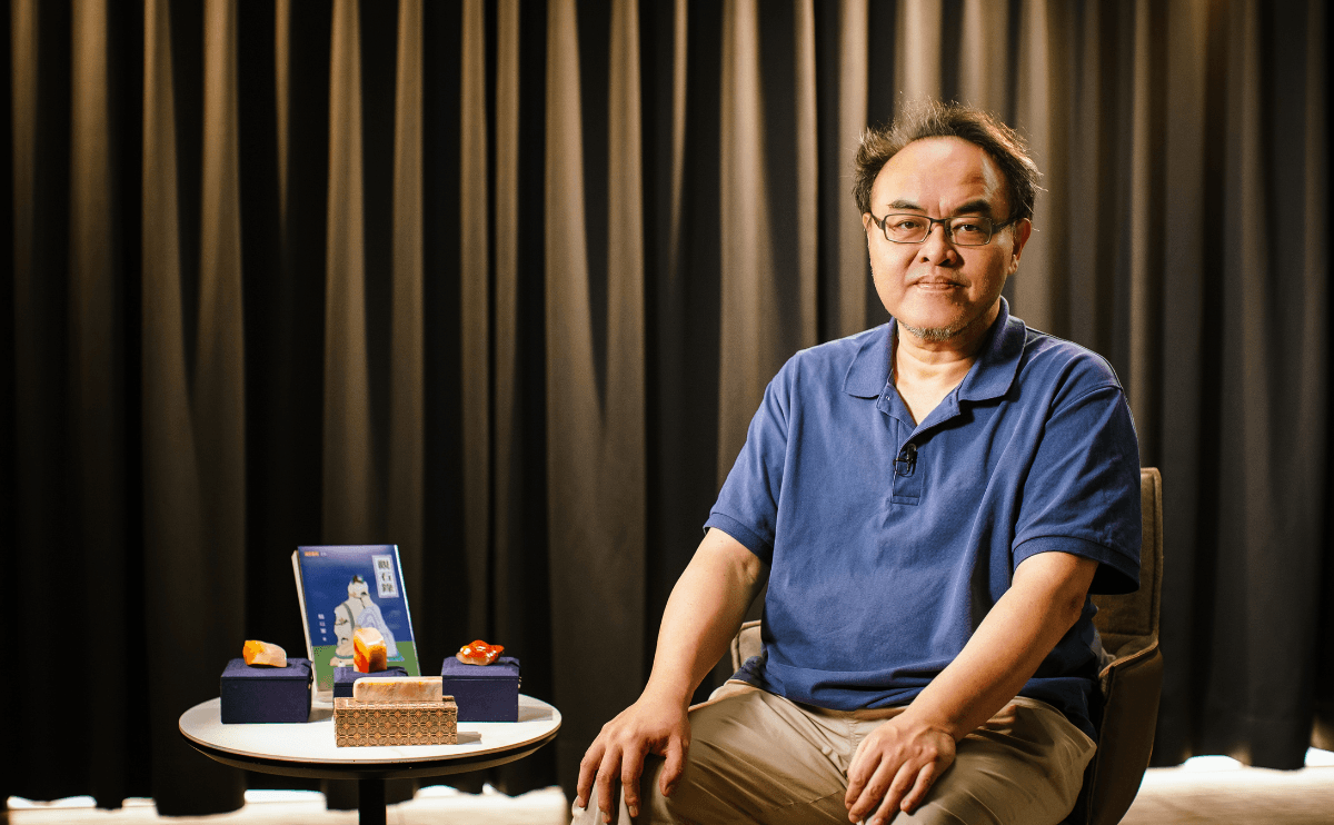 萬籟俱寂時的溫柔撫慰：當社群洪流淹沒靈魂，從撫石的靜謐時光中，尋回內心的安定｜《觀石錄》