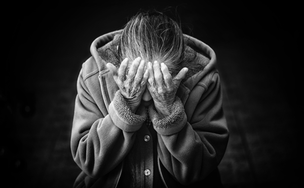 強押著家人躺在無情冰冷的「死亡輸送帶」，不是真愛！