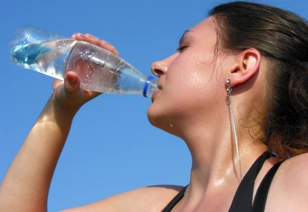 運動前2小時就要多喝水！吃與喝該在何時，才能讓運動發揮最大效能？