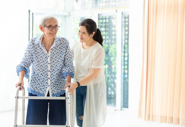 當長輩住院如何幫助恢復？陳乃菁醫師：請看護不一定是最佳解方，6個思考回歸如常