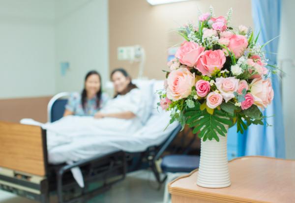 朋友生病該探望嗎？吉本芭娜娜：不用頻頻傳訊息，溫柔淡定也是種體貼