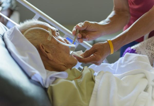 不能吃的人生，沒有活著的樂趣！50+讀者洪琴：我讓爸爸拿掉鼻胃管，善終靠自己爭取