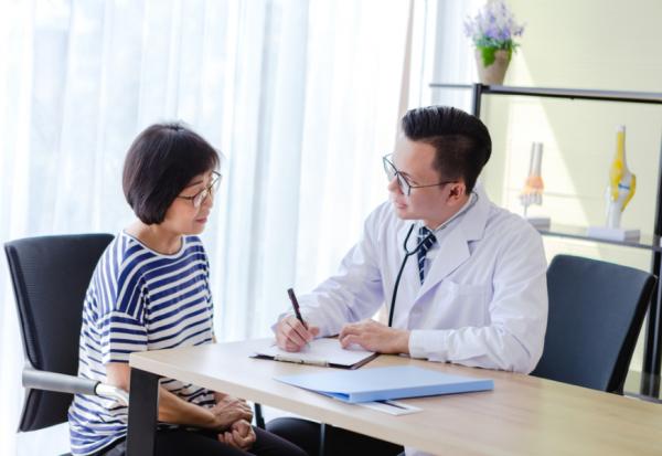 癌症治療越貴、新藥一定比較好？選擇癌症治療方案，你應該詢問醫師的4個重點