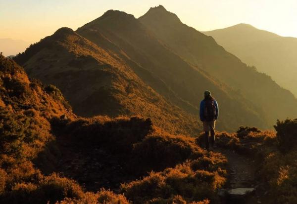 一年過半數時間在山上，每次爬山都丟掉一些煩惱！50歲登山嚮導張心豪：風吹走負能量，自然是最療癒的醫生