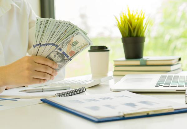 美金匯率高，現在美元定存划算嗎？郭莉芳：買這美股ETF，錢長大的速度比定存快