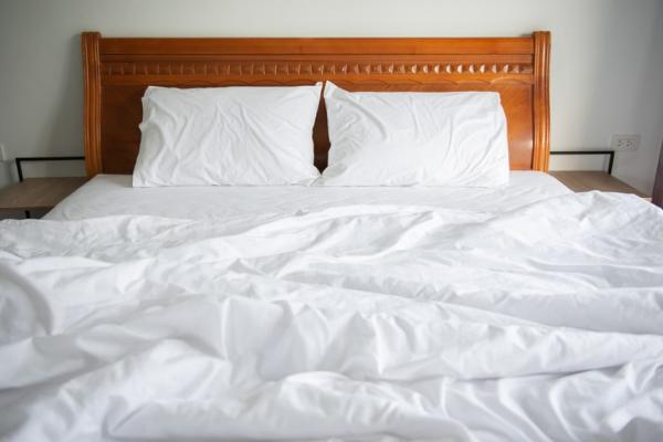 另一半的氣味、棉被厚薄，會影響是否睡飽！研究：改善失眠，生活可做6個嘗試