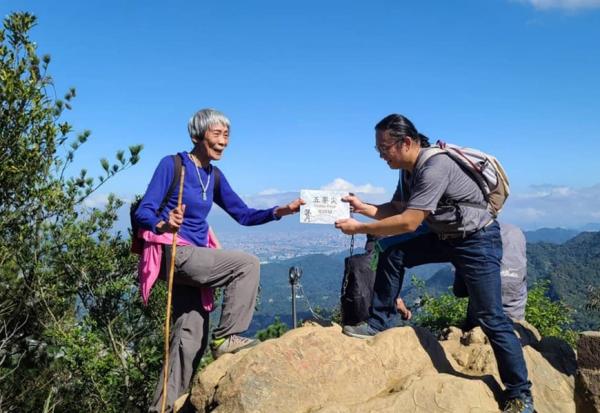 84歲健步如飛，體力勝過年輕人！登山阿嬤張王菊：培養不花錢又能變健康的興趣，大家都能做到