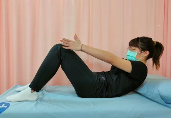 照顧家人，自己反而拉傷、背痛掛病號，怎麼辦？物理治療專家：3種適合照顧者的核心肌群居家訓練