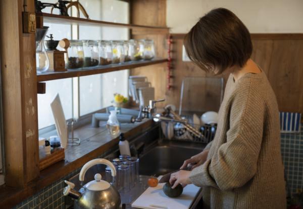 一個人老去，擔心失能無人知、孤獨死誰來處理後事？實物給付保單可幫上哪些忙，又有哪些限制？