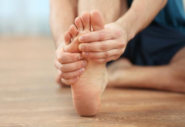 老後品質在腳的健康！足踝專科醫師：每日練腳掌3動作、正確選鞋防腳痛