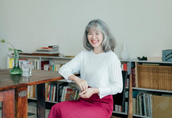 白髮是上天的巧妙安排！個人色彩分析師王盈力：頭髮由黑轉白，如何找出自己最美的顏色？ 