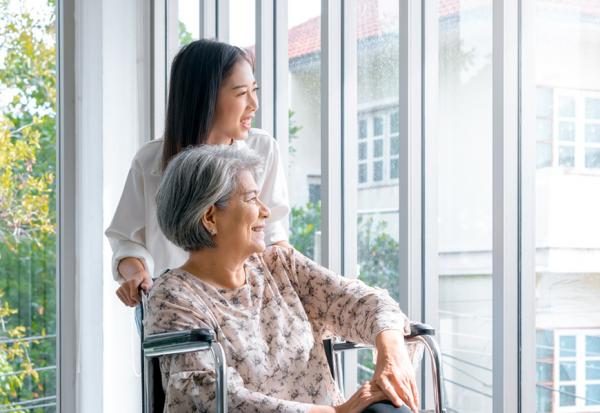 沒年齡上限、居服月薪有機會達8～9萬！熟齡、退休再就業當照服員條件為何？有哪些優勢？