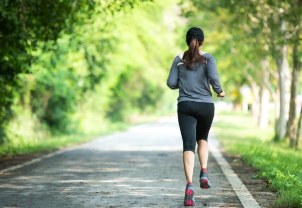 逼自己晨跑，比叫孩子起床容易多了！雨路：為家人付出還被嫌？跑吧！找到「媽媽」以外的自我價值