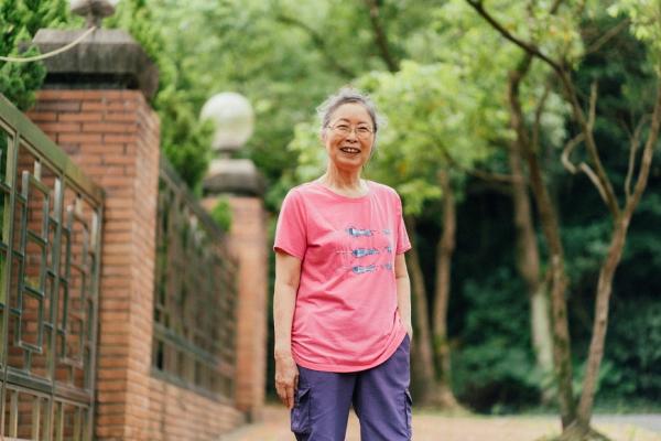 老後搬到安養院要換心情！80歲退休教師黃育清：有伴有自由，反而最輕鬆