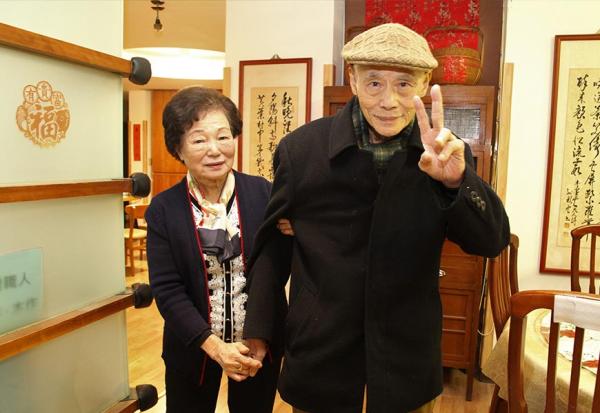 獨力照顧80多歲失智老伴多年，如何從沮喪到釋然？寶蓮阿嬤：人生無不散的宴席，但求歡喜過每一天