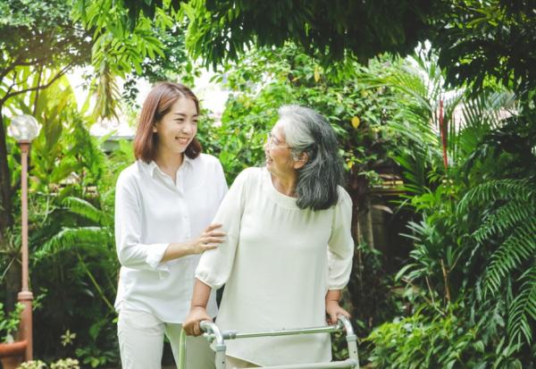 陳乃菁專欄｜失智母親不想走路被指責任性，其實是骨頭斷了！長輩行為改變時，子女該有的思考