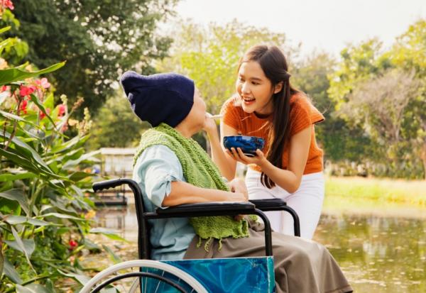 失智媽媽被4間機構拒收，她們如何一邊工作一邊照顧媽媽？