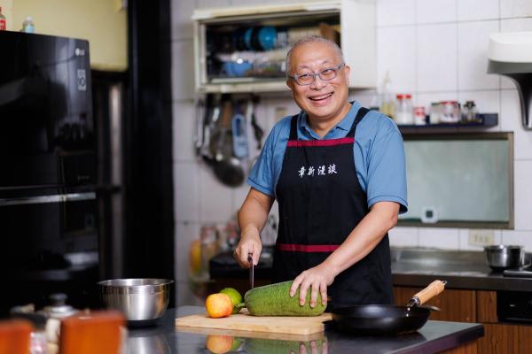 原只希望退休後說話有人聽，僅一支手機學當Youtuber竟數十萬訂閱！章新：社會常以職位和收入評價男人，現在該自由了