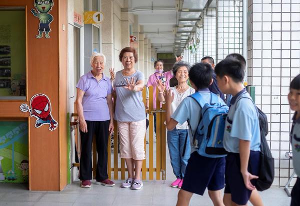 全台第一個國小教室轉型日照中心！大同福樂學堂老少共學經驗，如何化解「學校變安養院」的疑慮？