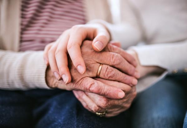 對罹癌、惡化的病人隱瞞病情，真的好嗎？癌症心理師：再怎麼不捨，家人也該思考的4件事