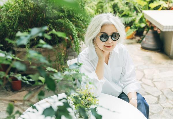 白髮、白襯衫、牛仔褲，如何穿出優雅與氣勢？設計師陳季敏：簡單最難，和諧最美