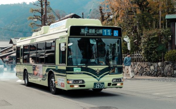 「去京都觀光就是要搭公車」 陷入死亡螺旋的交通難題｜《表裏京阪》