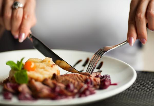 大餐前後多吃這類食物，有助控制體重！減肥「作弊餐」怎麼吃？原理為何？