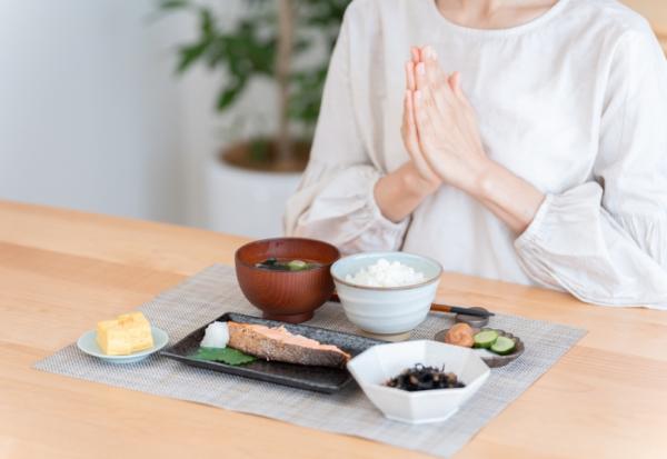 白飯早上吃與晚上吃差很大，如何一年瘦9公斤不反彈？時間營養學專家：間歇性斷食成功3要訣