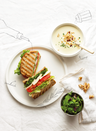 輕盈的週末早晨，湯和三明治的清爽飲食提案