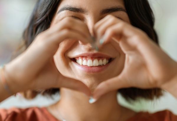 我們的每個行為會影響7代！喪禮上的陌生人，為何讓驟逝母親的女兒破涕為笑，立志成為快樂的人？